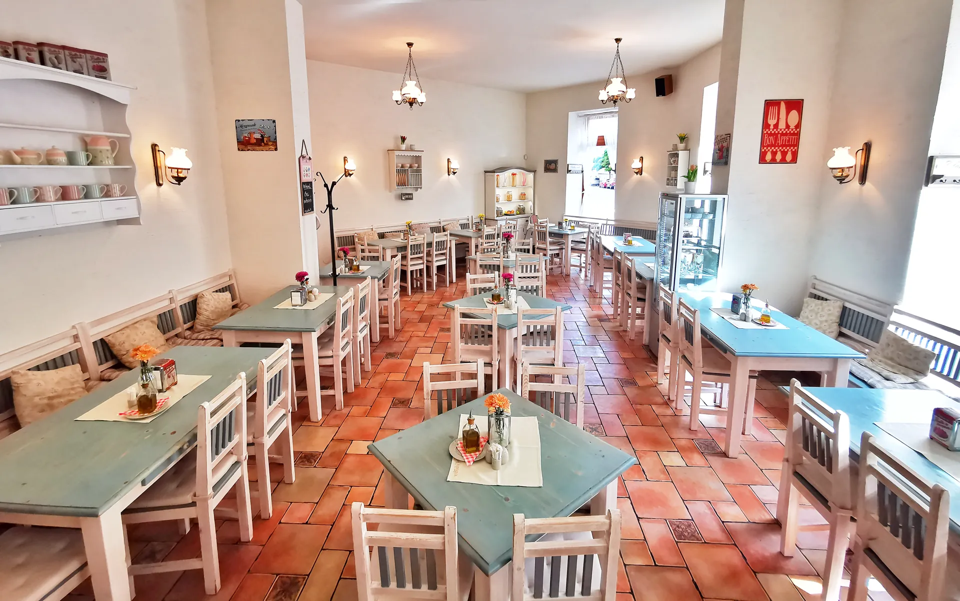 Útulný interiér restaurace La Famiglia v Brně